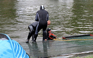 Strażacy ćwiczą w rzece Elbląg